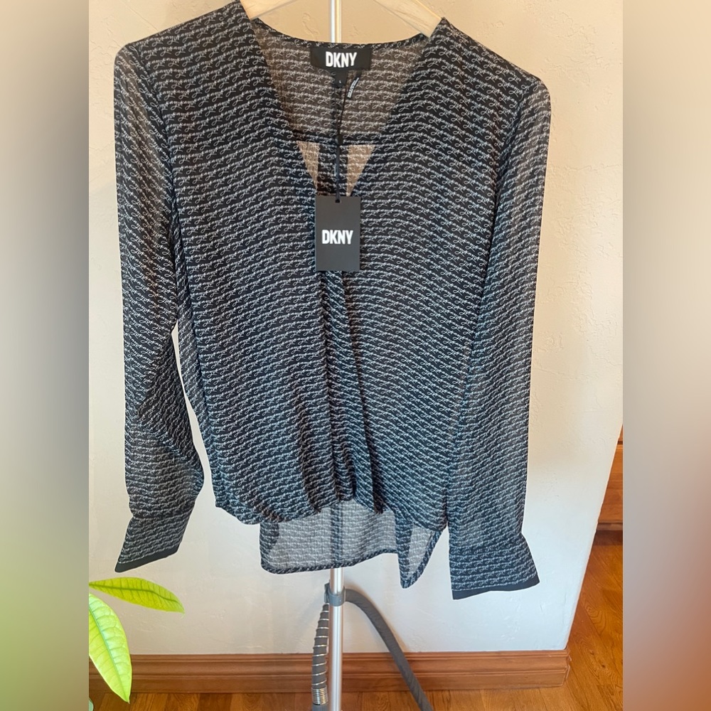 BRAND NEW- DKNY SURPLICE CROSS-FRONT PRINTED BLOUSE, size Large